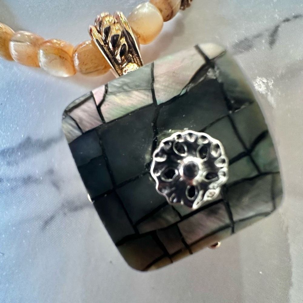 Liz Claiborne vintage abalone pendant necklace - Picture 8 of 13